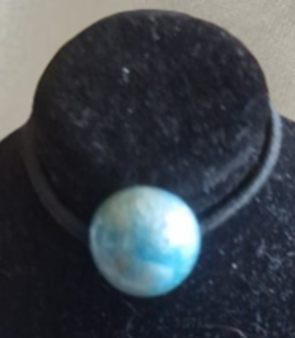 Élastique à cheveux en résine forme petit rond bleu ciel et blanc, cordon élastique noir