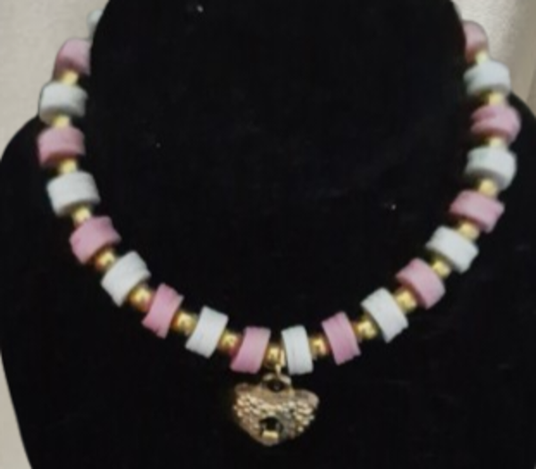 Bracelet en perles plates blanches et rose, perles intercalaire plates dorées, cordon élastique noir, pendentif cœur doré