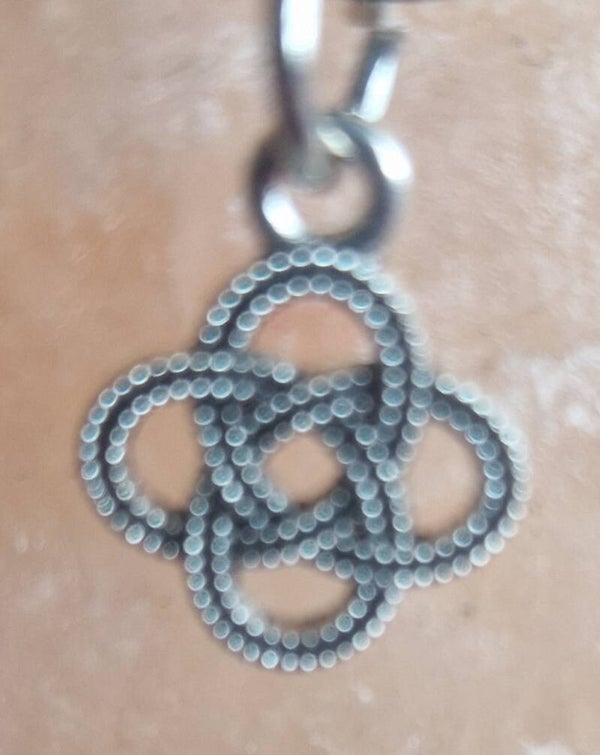 Collier avec pendentif lien croisé argenté modèle 1 cordon ciré cuir noir avec boucles