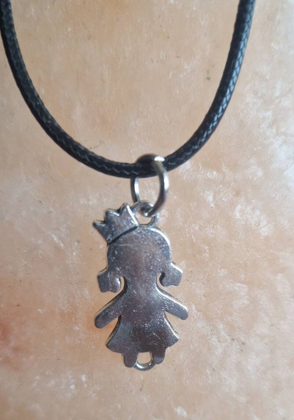 Collier avec pendentif fillette argenté modèle 1 cordon ciré cuir noir avec boucles