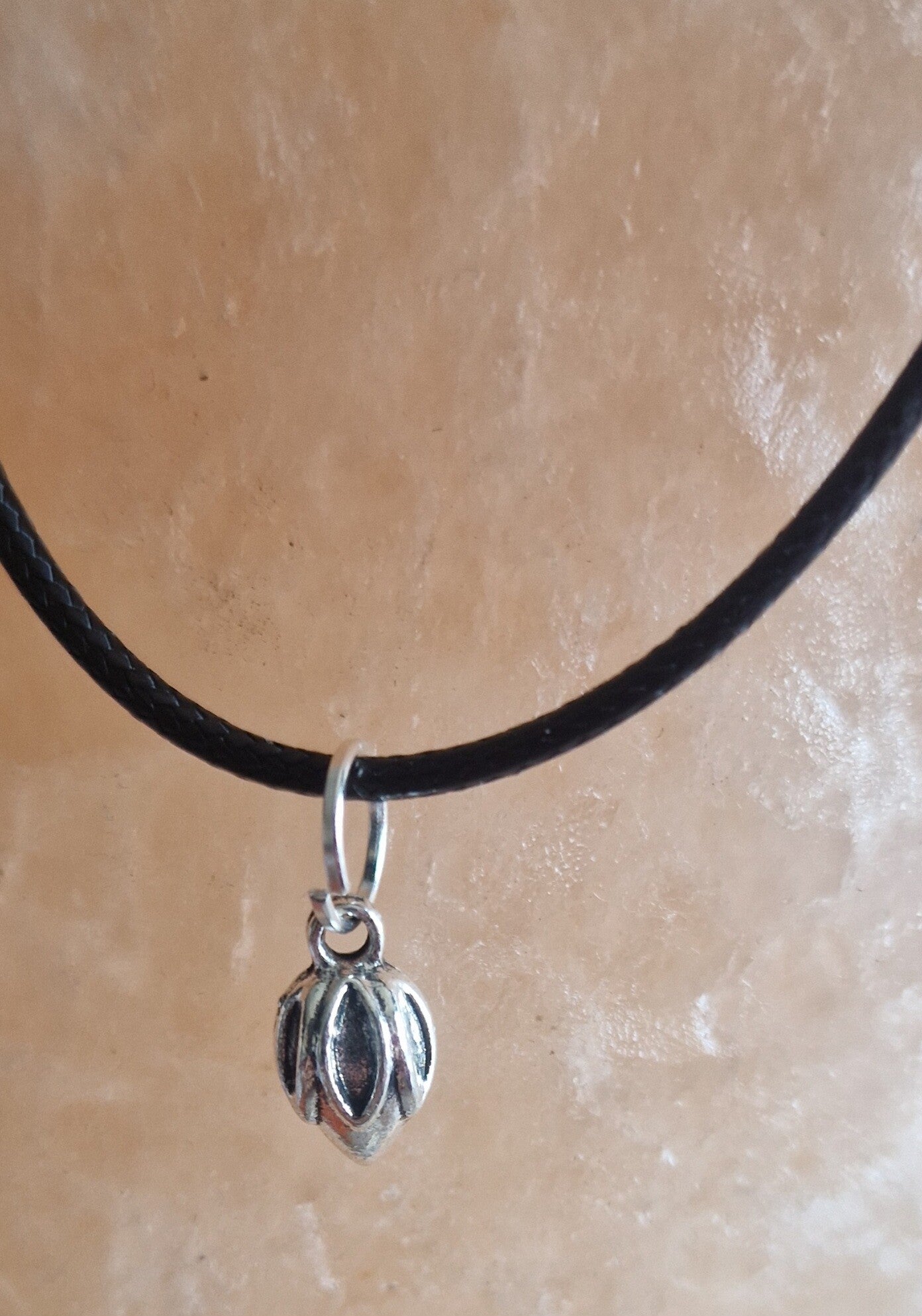 Collier avec pendentif bourgeon argenté modèle 1 cordon ciré cuir noir avec boucles