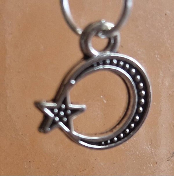 Collier avec pendentif lune et étoile argenté modèle 1 cordon ciré cuir noir avec boucles