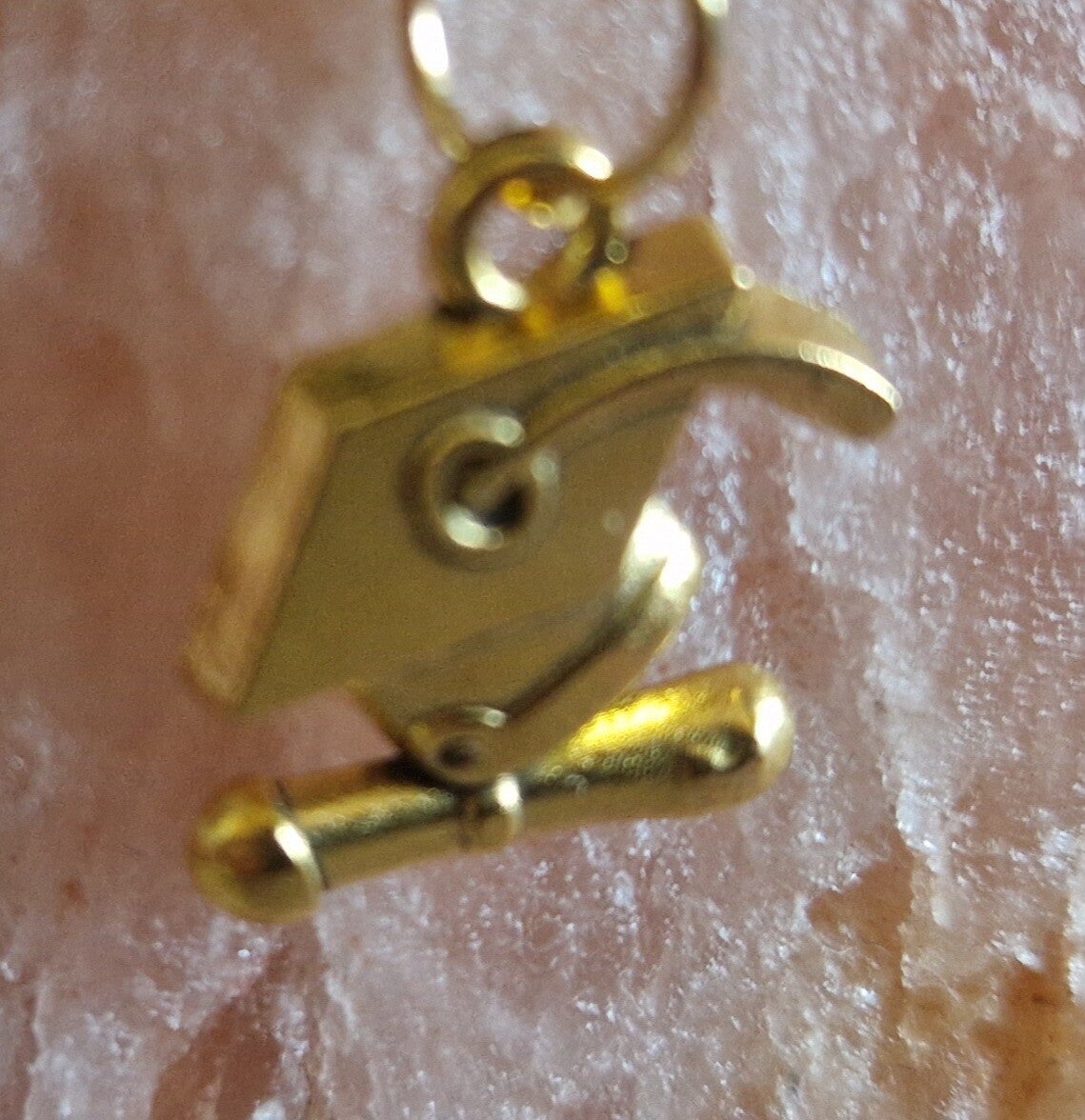 Collier avec pendentif  chapeau diplômés doré modèle 1 cordon ciré cuir noir avec boucles