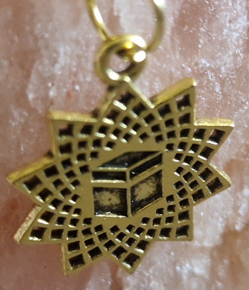 Collier avec pendentif  étoile avec coffre doré modèle 1 cordon ciré cuir noir avec boucles