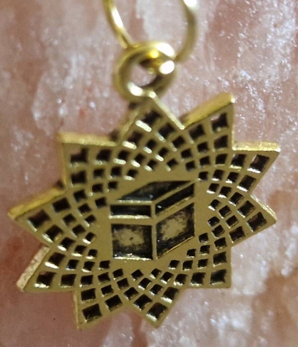 Collier avec pendentif  étoile avec coffre doré modèle 1 cordon ciré cuir noir avec boucles