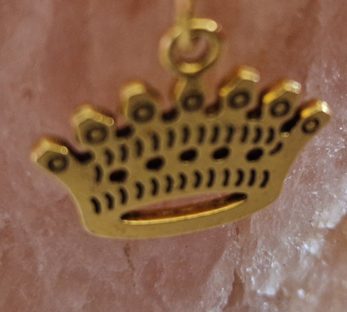 Collier avec pendentif  couronne doré modèle 1 cordon ciré cuir noir avec boucles