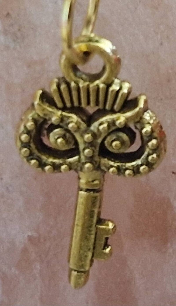 Collier avec pendentif  clé doré modèle 1 cordon ciré cuir noir avec boucles