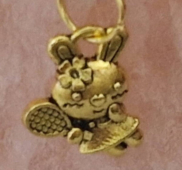 Collier avec pendentif lapin doré modèle 1 cordon ciré cuir noir avec boucles