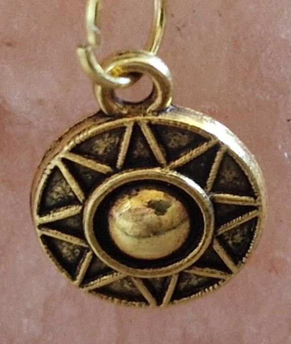 Collier avec pendentif soleil doré modèle 1 cordon ciré cuir noir avec boucles