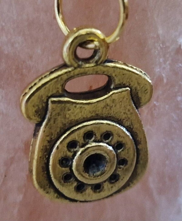 Collier avec pendentif téléphone doré modèle 1 cordon ciré cuir noir avec boucles