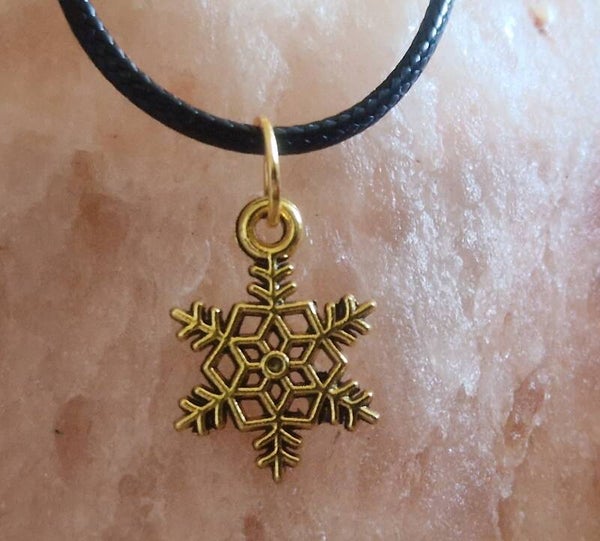 Collier avec pendentif flocon doré modèle 1 cordon ciré cuir noir avec boucles