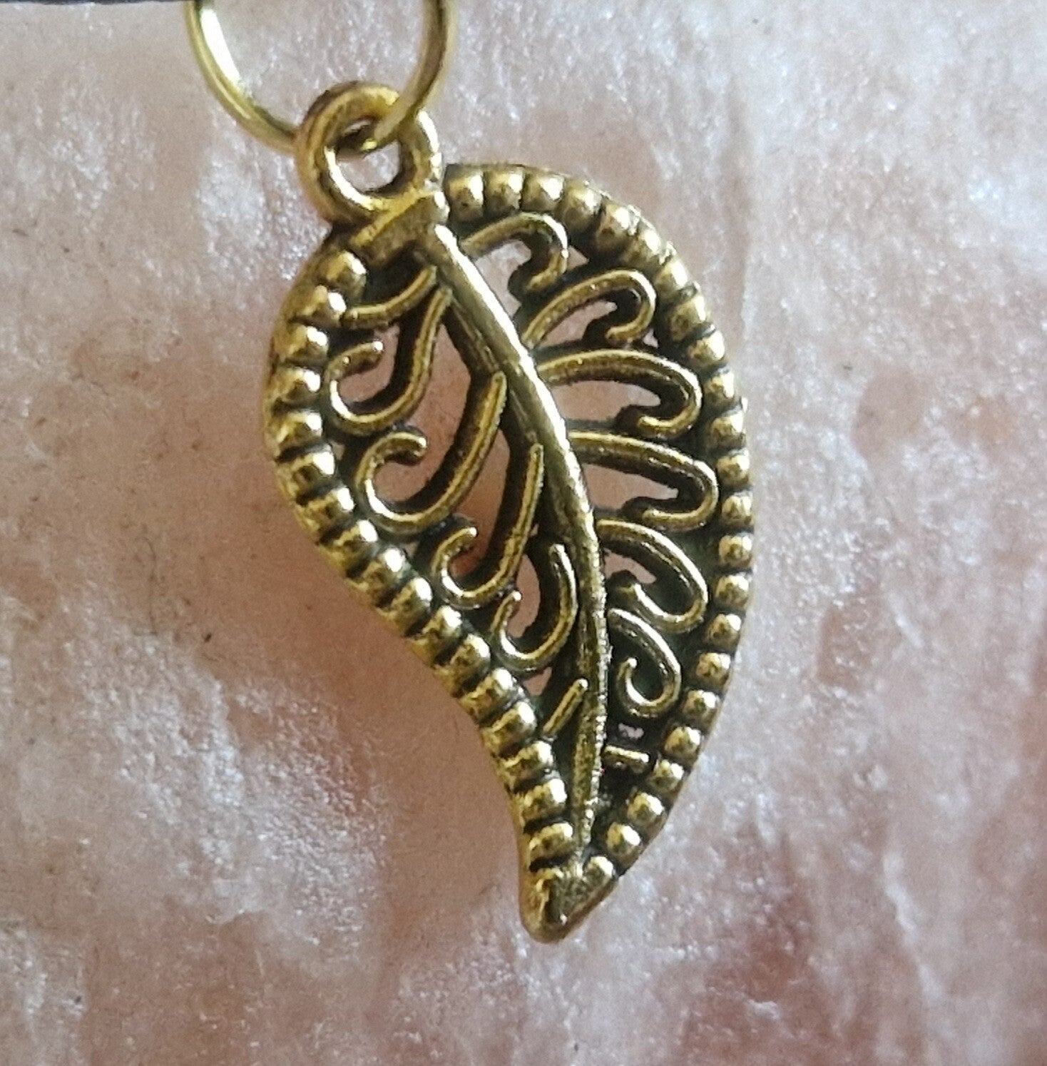 Collier avec pendentif feuille doré modèle 1 cordon ciré cuir noir avec boucles