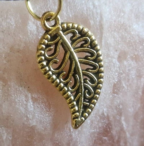 Collier avec pendentif feuille doré modèle 1 cordon ciré cuir noir avec boucles