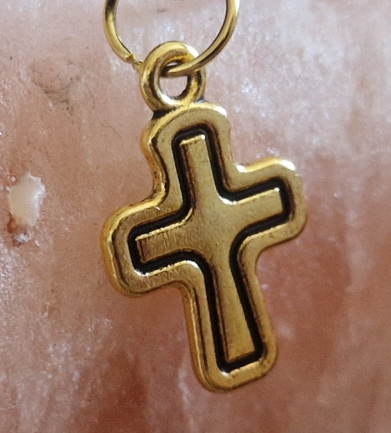 Collier avec pendentif croix doré modèle 1 cordon ciré cuir noir avec boucles