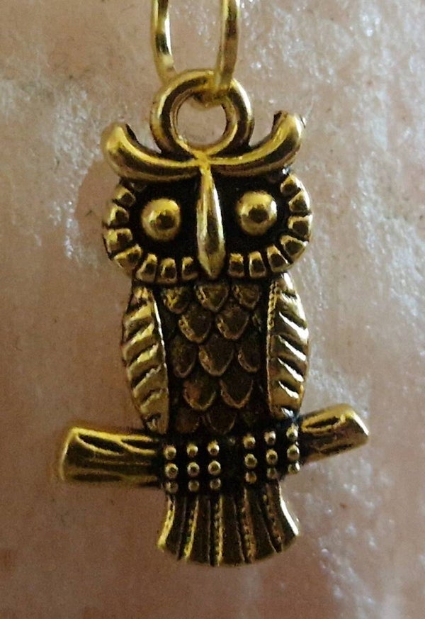 Collier avec pendentif hibou doré modèle 1 cordon ciré cuir noir avec boucles
