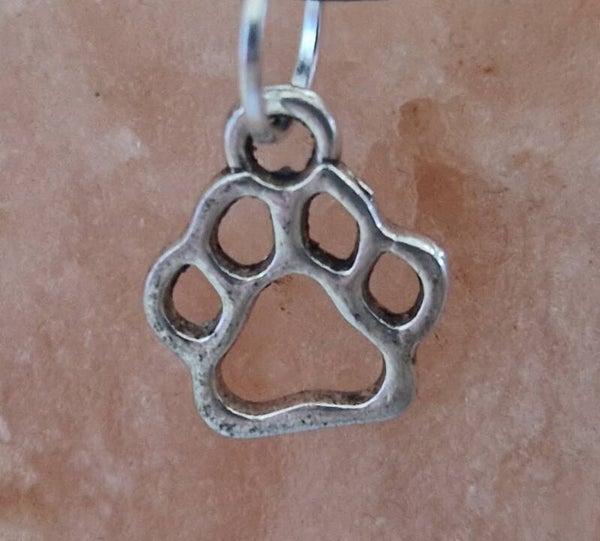 Collier avec pendentif patte de chien argenté modèle 1 cordon ciré cuir noir avec boucles