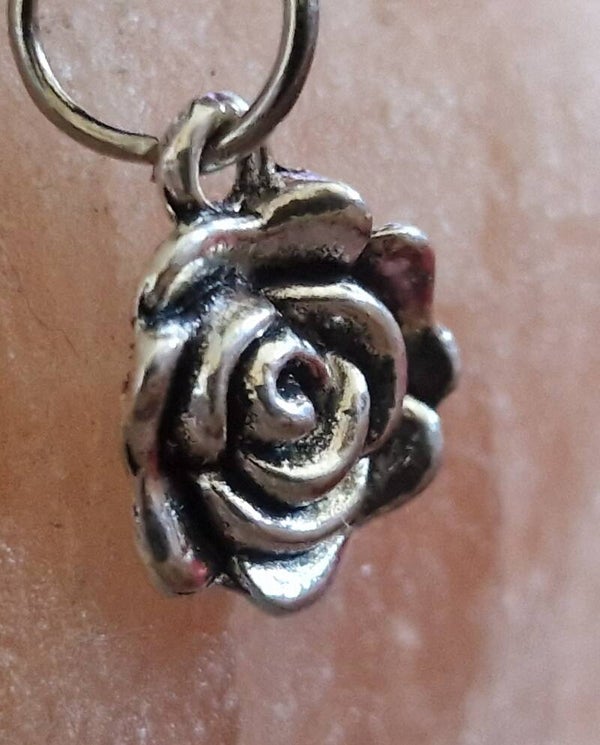 Collier avec pendentif fleur rose argenté modèle 3 cordon ciré cuir noir avec boucles