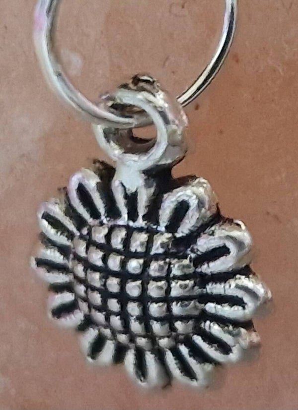 Collier avec pendentif fleur argenté modèle 2 cordon ciré cuir noir avec boucles