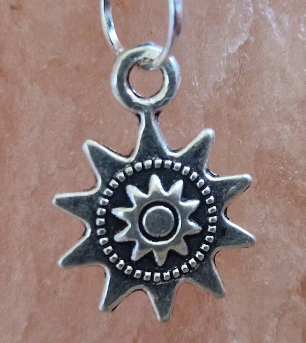 Collier avec pendentif soleil argenté modèle 1 cordon ciré cuir noir avec boucles