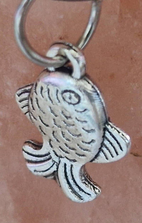 Collier avec pendentif poisson argenté modèle 2 cordon ciré cuir noir avec boucles
