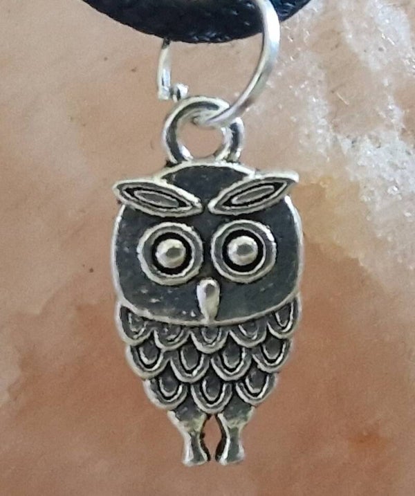 Collier avec pendentif hibou argenté modèle 1 cordon ciré cuir noir avec boucles