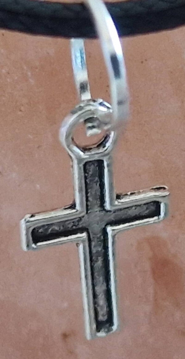 Collier avec pendentif croix argenté modèle 3 cordon ciré cuir noir avec boucles