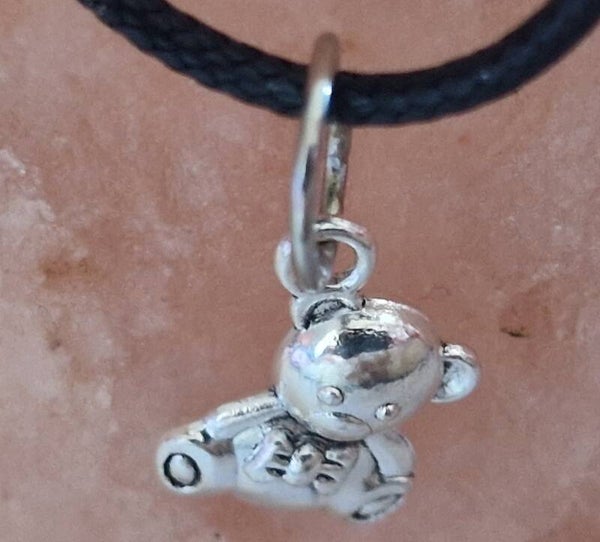 Collier avec pendentif ours argenté  cordon ciré cuir noir avec boucles