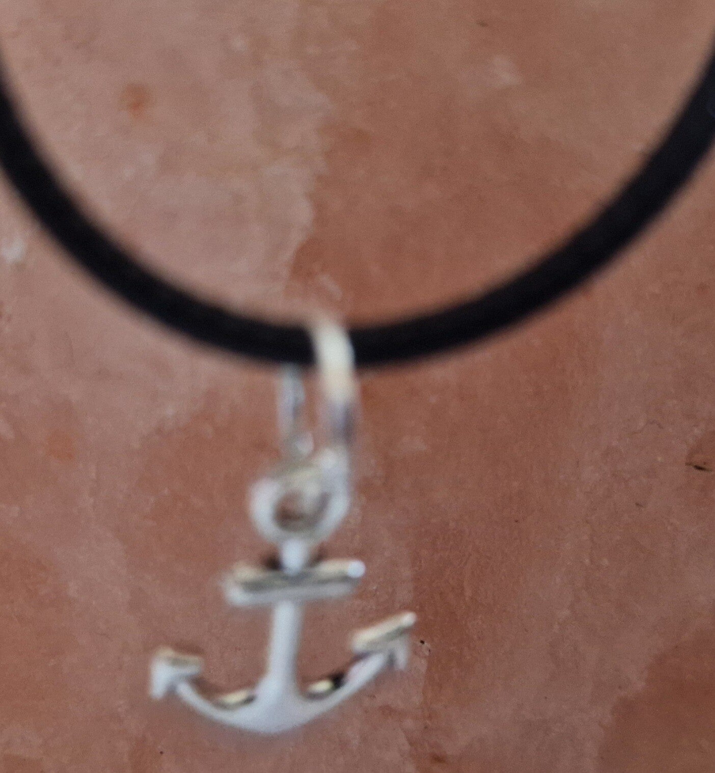 Collier avec pendentif ancre argenté  cordon ciré cuir noir avec boucles