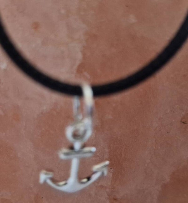 Collier avec pendentif ancre argenté  cordon ciré cuir noir avec boucles