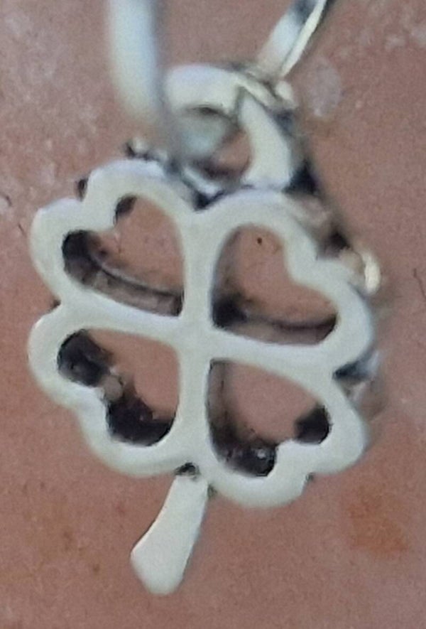 Collier avec pendentif trèfle à 4 feuilles argenté  cordon ciré cuir noir avec boucles