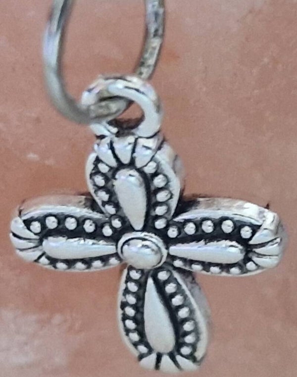 Collier avec pendentif croix argenté modèle 2 cordon ciré cuir noir avec boucles