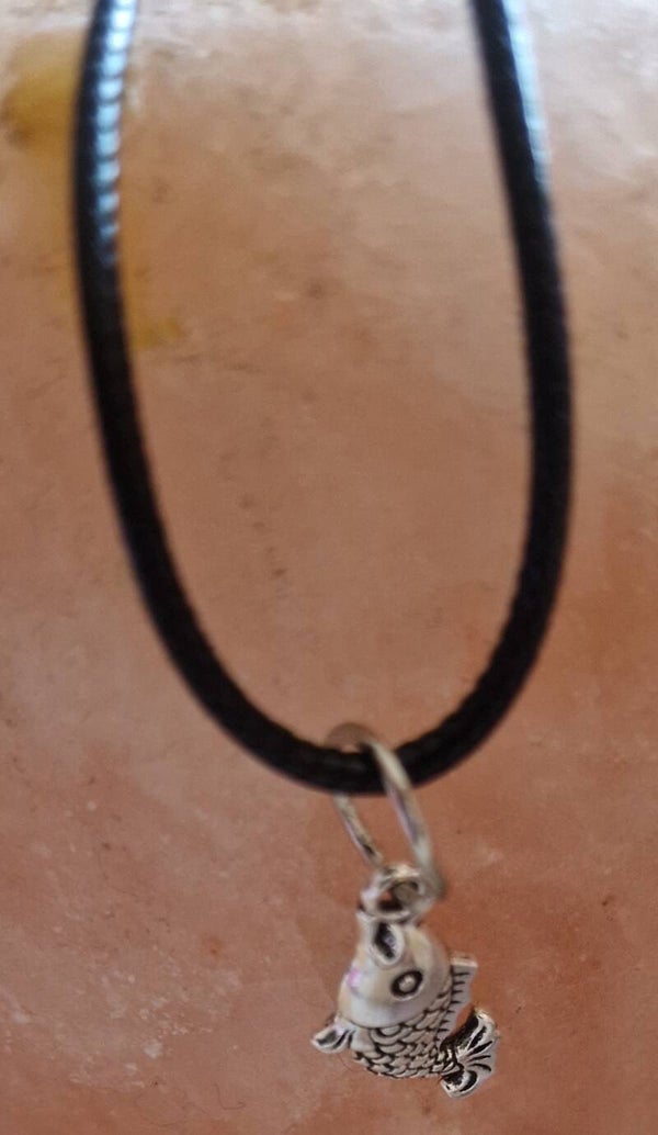 Collier avec pendentif poisson argenté cordon ciré cuir noir avec boucles