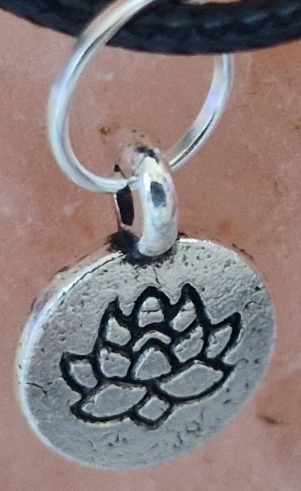 Collier avec pendentif lotus argenté cordon ciré cuir noir avec boucles