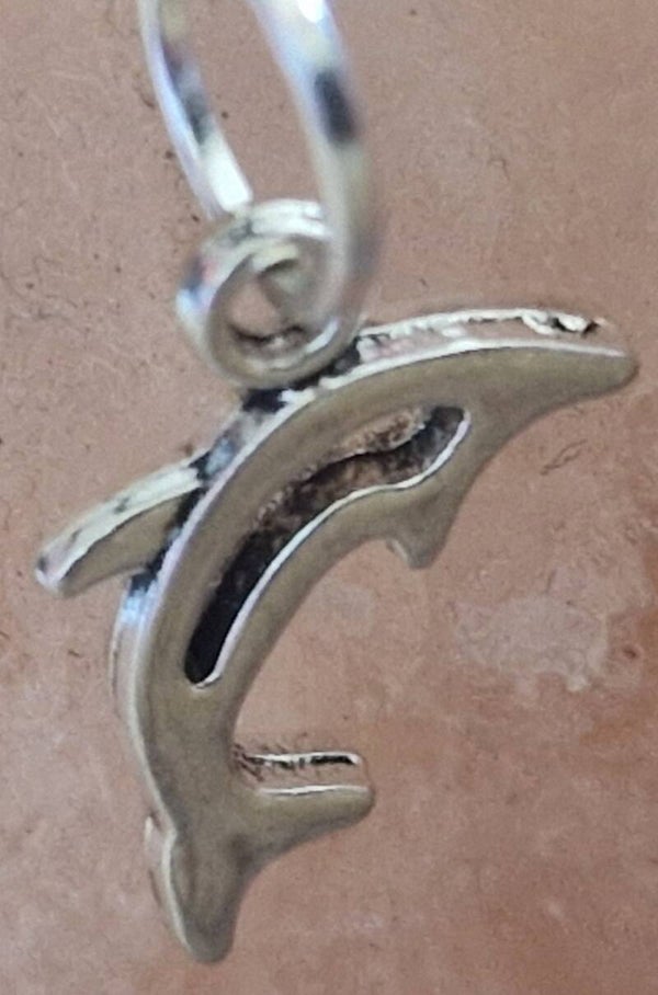 Collier avec pendentif dauphin argenté modèle 1 cordon ciré cuir noir avec boucles