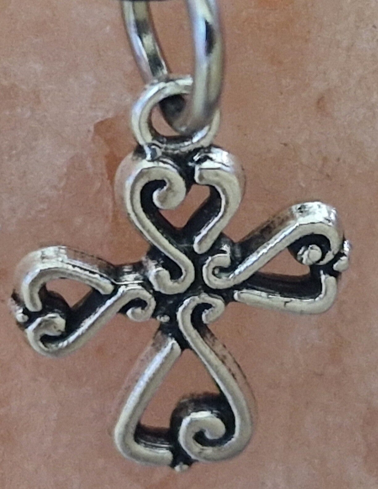 Collier avec pendentif croix argenté modele 1 cordon ciré cuir noir avec boucles