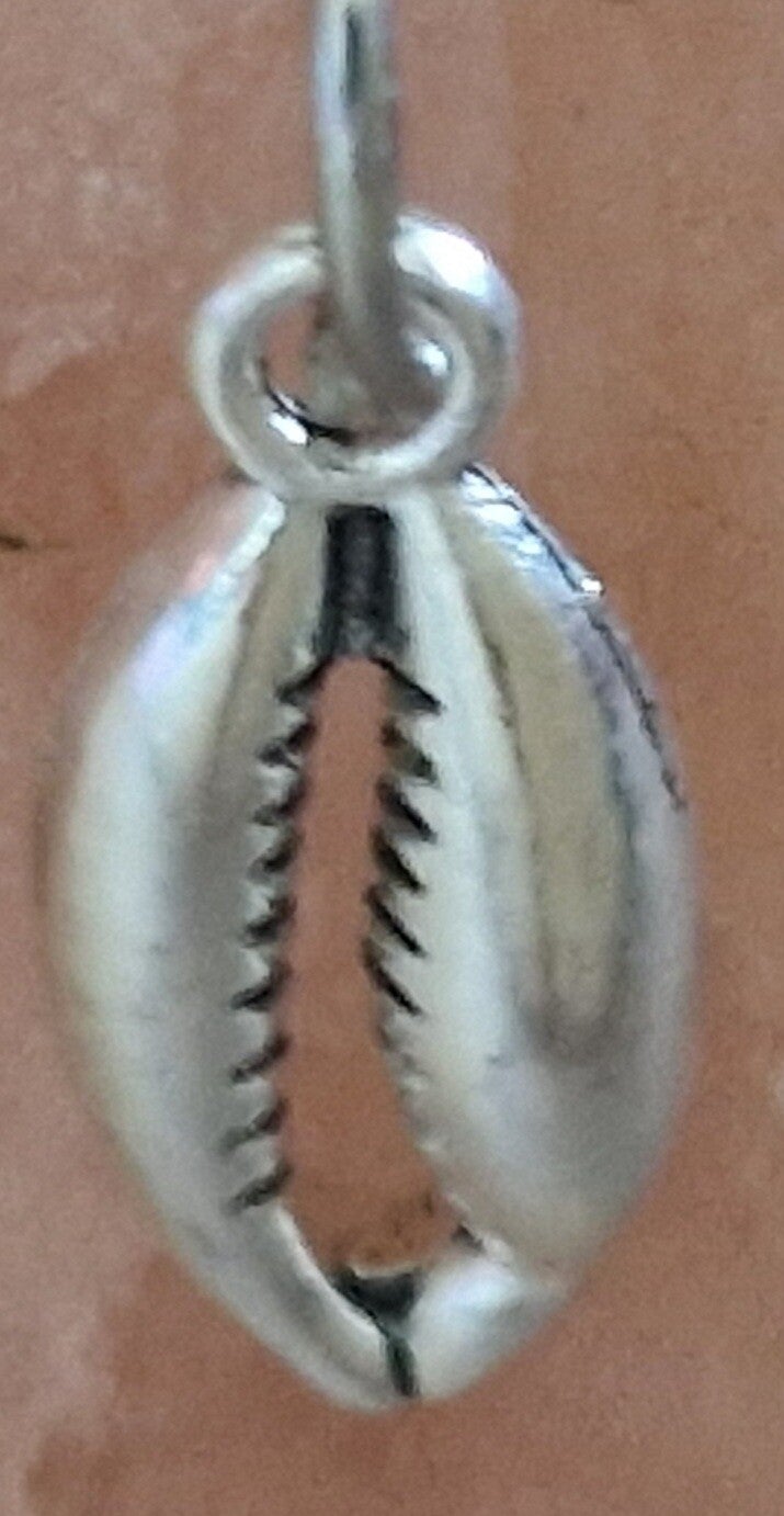 Collier avec pendentif coquillage argenté cordon ciré cuir noir avec boucles