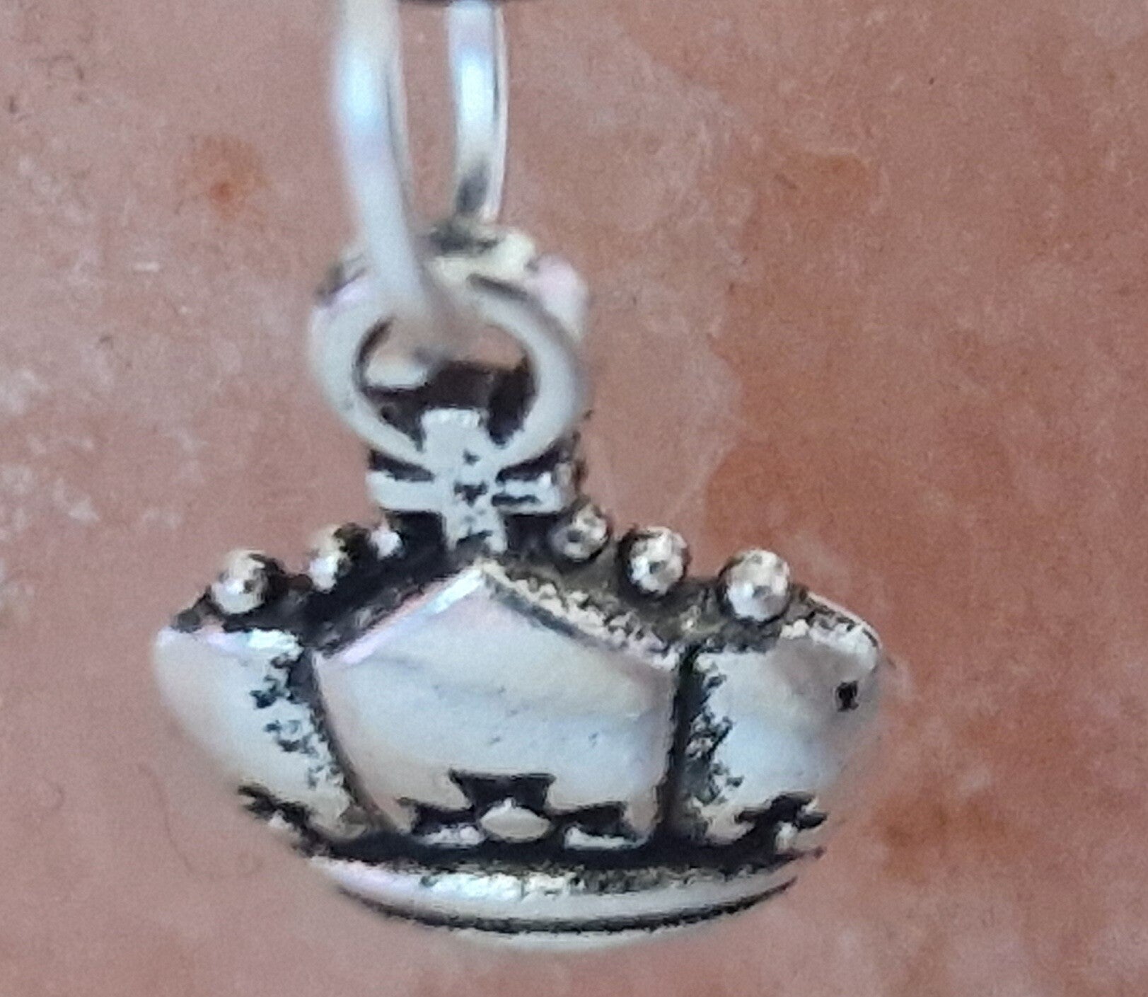 Collier avec pendentif couronne argenté modèle 2 cordon ciré cuir noir avec boucles