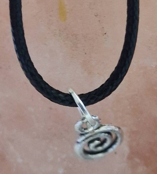 Collier avec pendentif spirale argenté cordon ciré cuir noir avec boucles