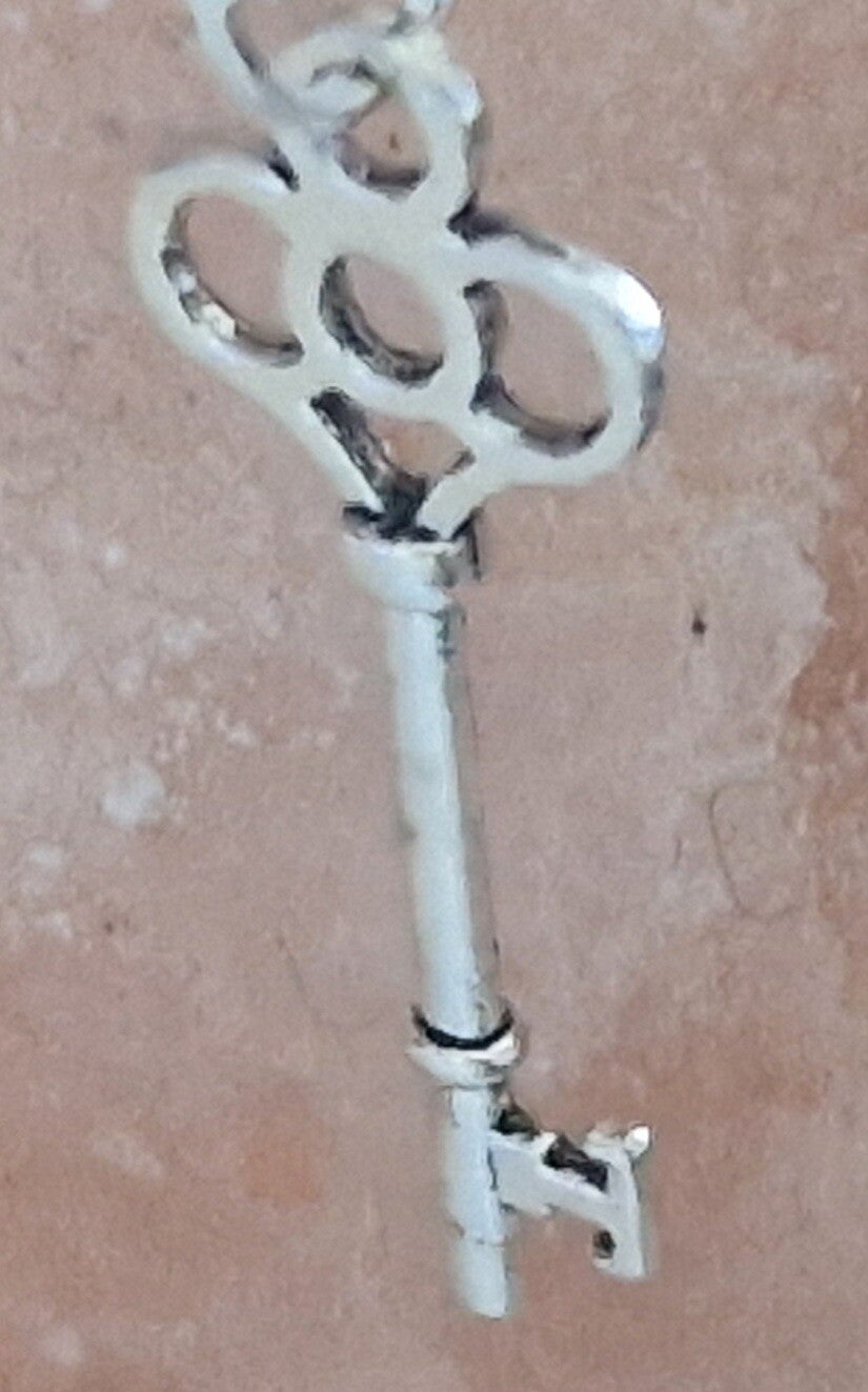 Collier avec pendentif clé argenté modèle 7 cordon ciré cuir noir avec boucles