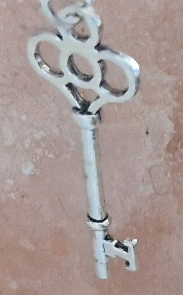 Collier avec pendentif clé argenté modèle 7 cordon ciré cuir noir avec boucles