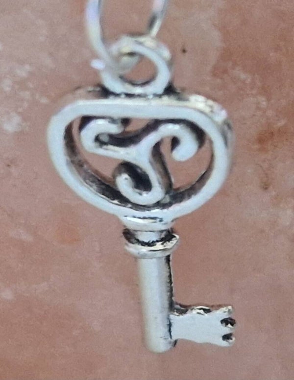 Collier avec pendentif clé argenté modèle 6 cordon ciré cuir noir avec boucles