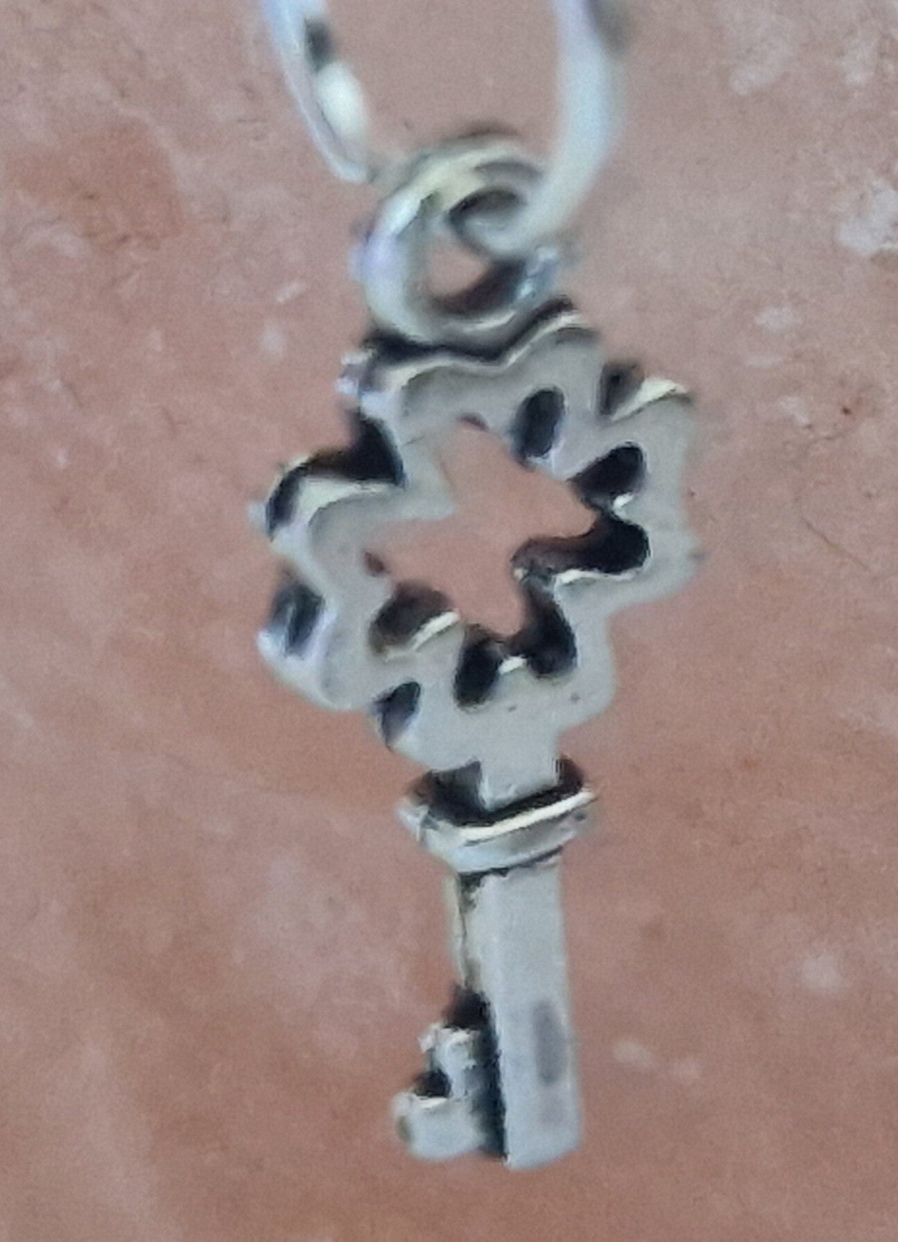 Collier avec pendentif clé argenté modèle 5 cordon ciré cuir noir avec boucles