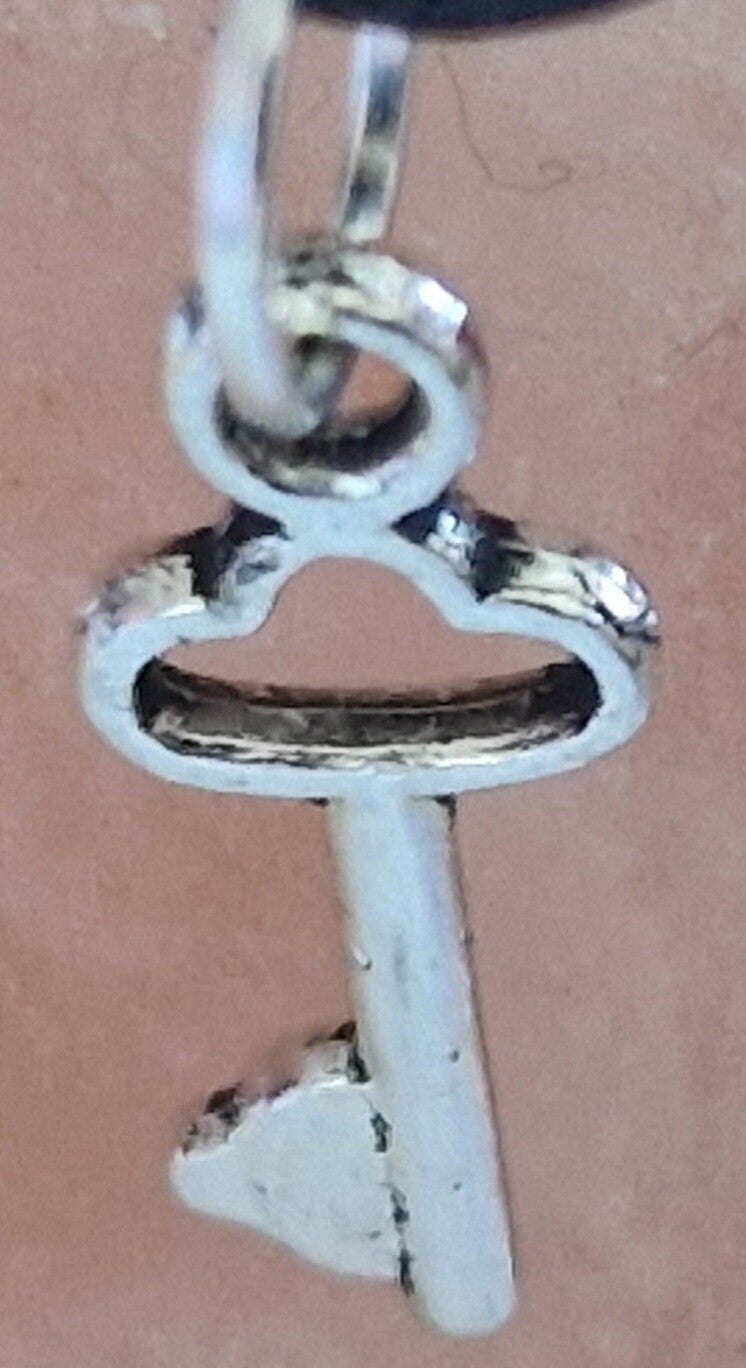 Collier avec pendentif clé argenté modèle 4 cordon ciré cuir noir avec boucles