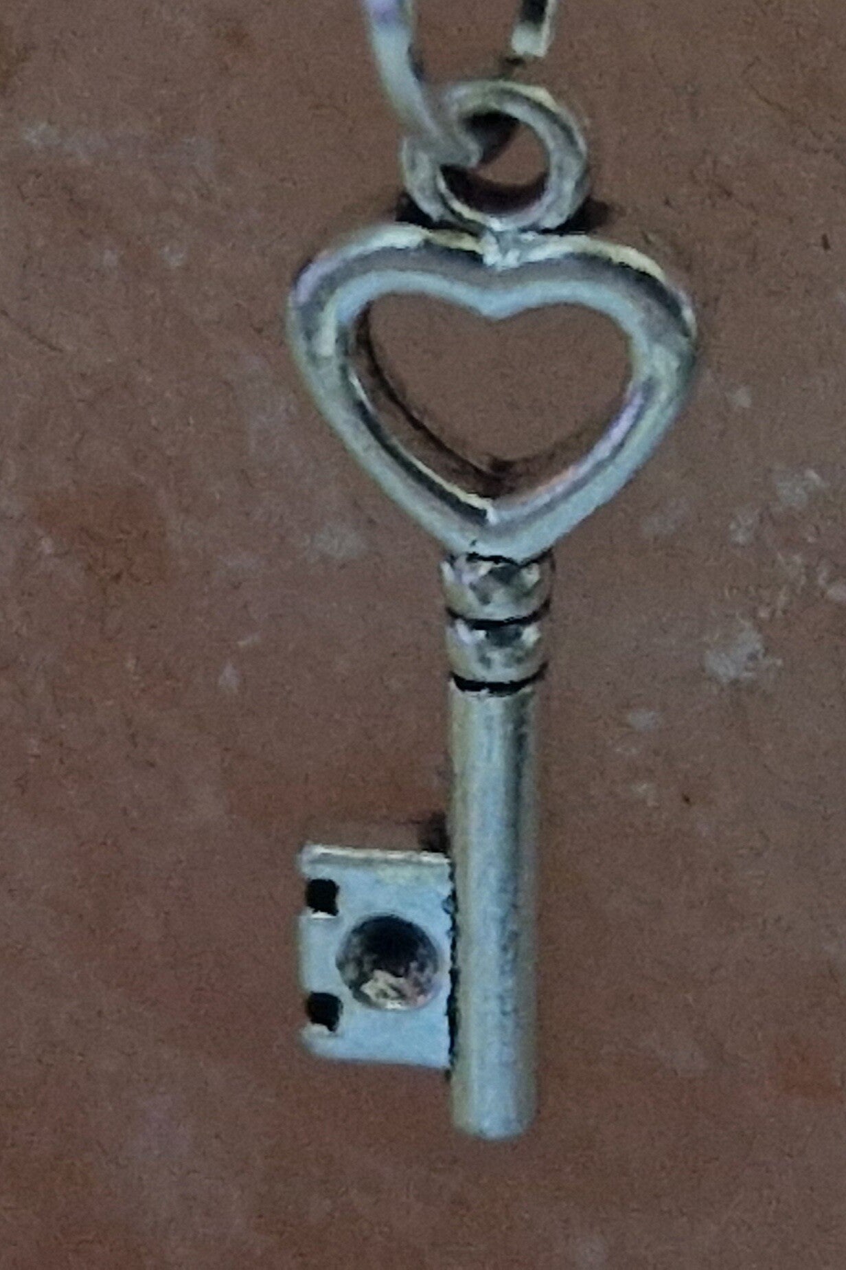 Collier avec pendentif clé argenté modèle 3 cordon ciré cuir noir avec boucles