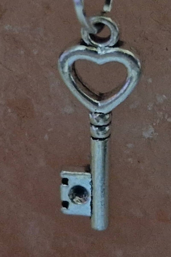 Collier avec pendentif clé argenté modèle 3 cordon ciré cuir noir avec boucles