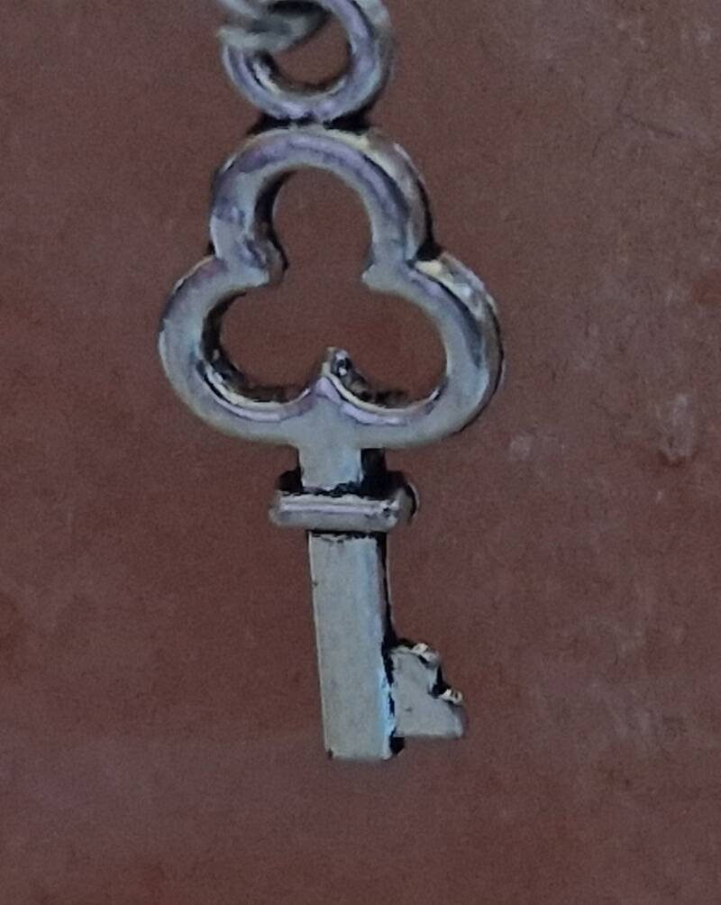 Collier avec pendentif clé argenté modèle 2 cordon ciré cuir noir avec boucles