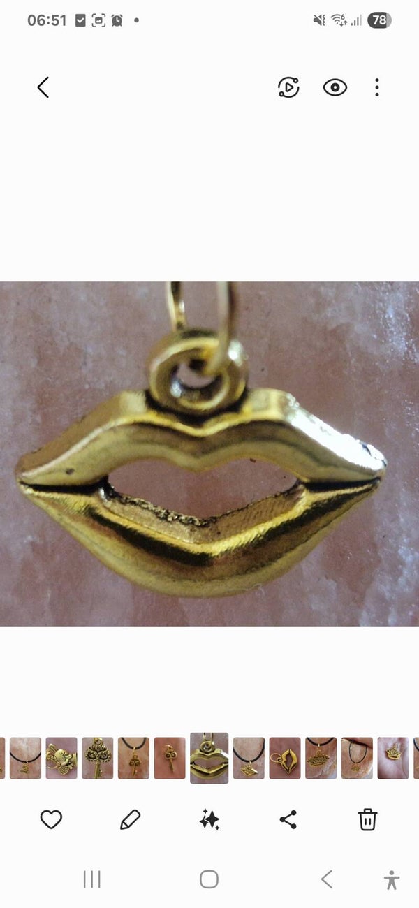 Collier avec pendentif  bouche doré modèle 1 cordon ciré cuir noir avec boucles