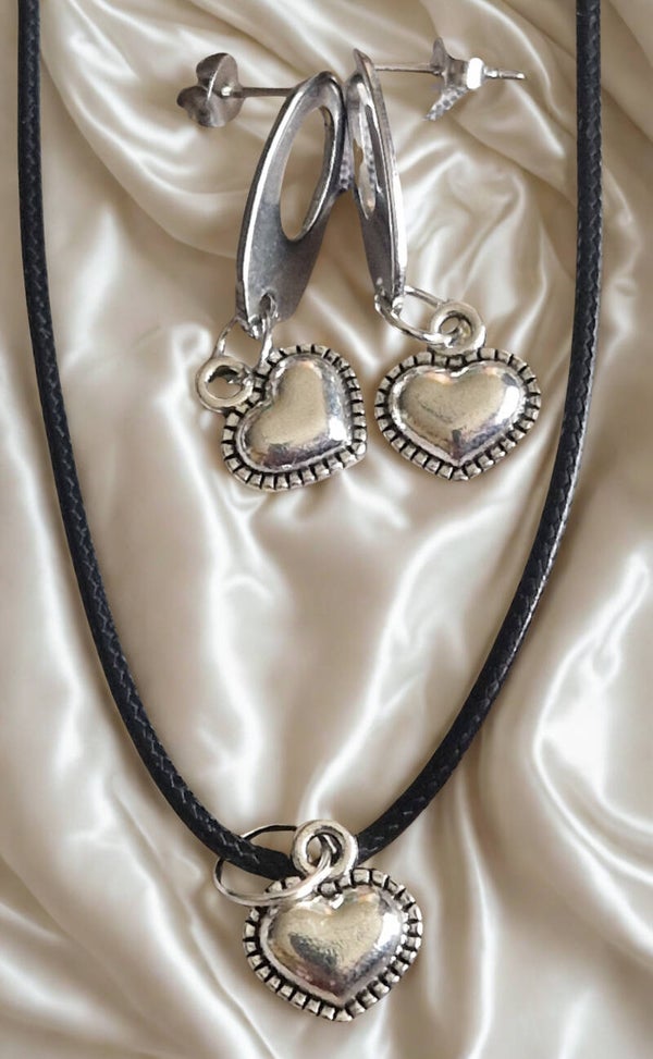 Parure Boucles d'oreilles acier motif noeud argenté et Collier noeud argenté cordon ciré cuir noir avec boucles argenté