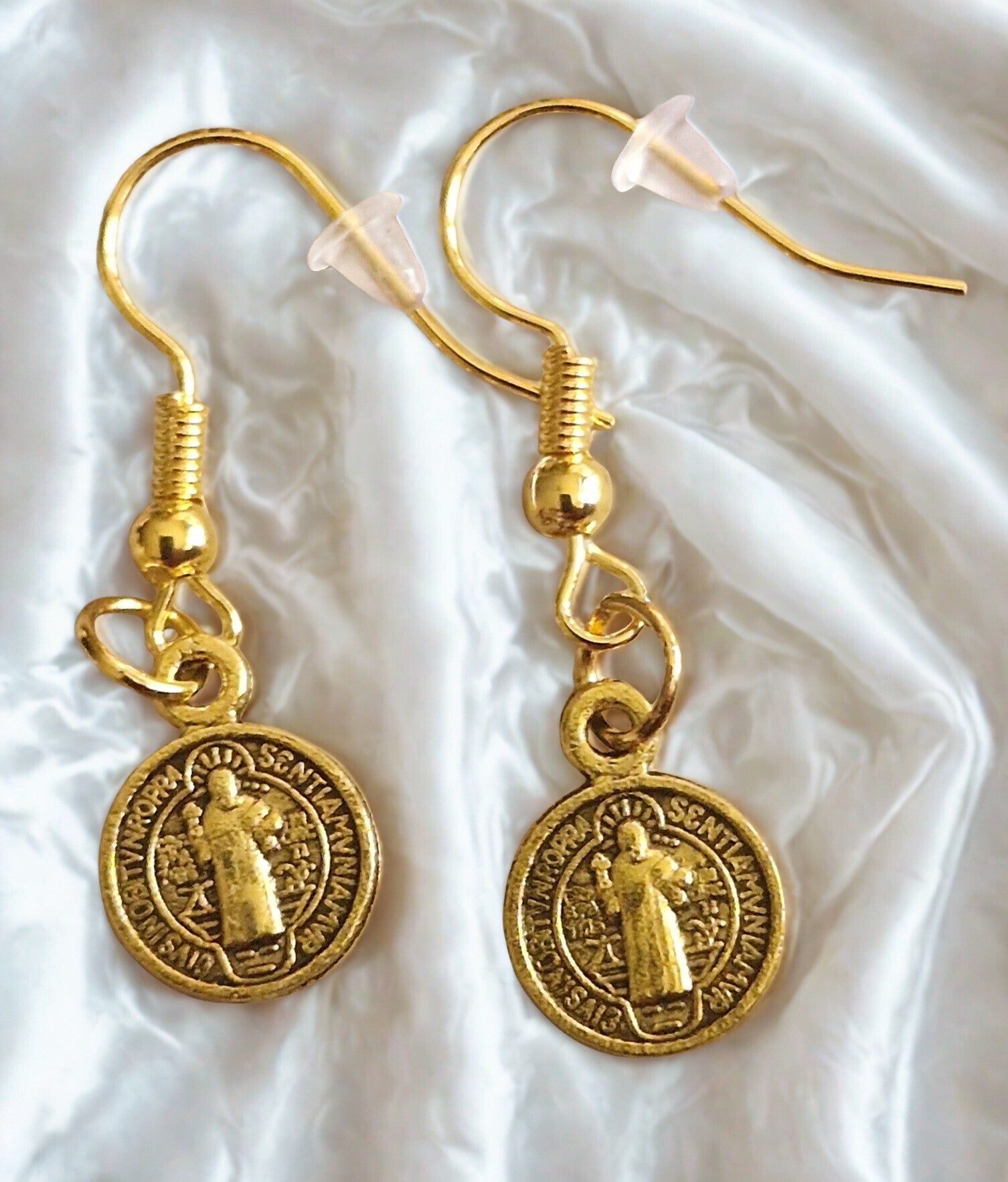 Boucles d'oreilles acier motif rond avec personnage doré