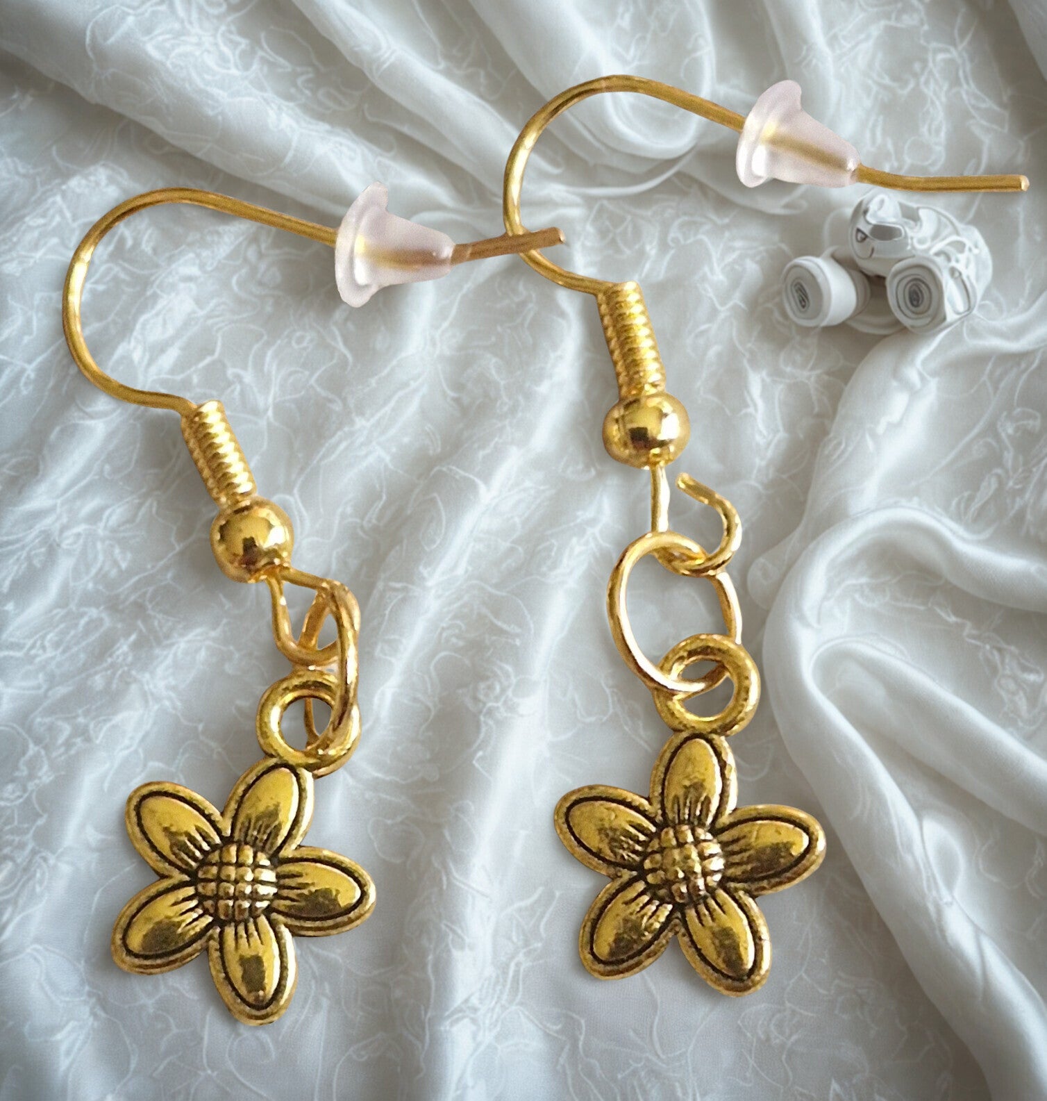 Boucles d'oreilles acier motif fleur modèle 1 doré